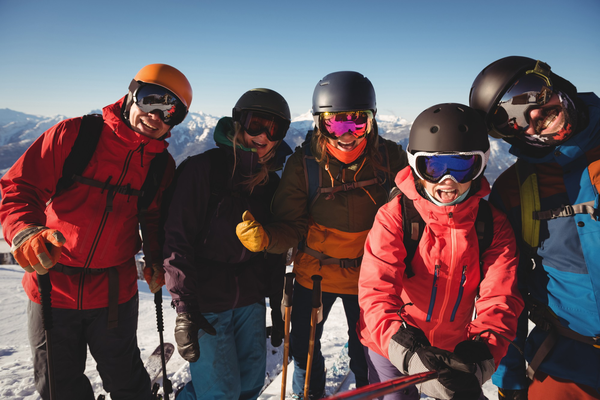 Adulti che sciano in montagna
